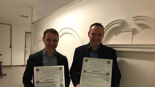 Gerwin Alting en Jacob Langenburg met hun felbegeerde diploma