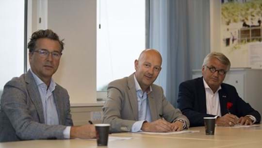 Voorzitter Jan van de Kant (R) ondertekende namens het Technisch Bureau Afbouw de overeenkomst. Henk Meines (M), directeur Service en Control, deed dit namens het UWV Werkbedrijf en Pieter Raven (L), directeur, namens Pernu.