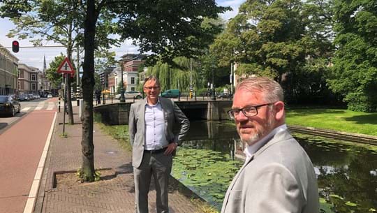 Peter Roos van FNV Bouw (links) en Roel van Dijk van CNV Vakmensen (rechts) over de afbouw: "Op het gebied van technologie en innovatie kan het best spannend worden."