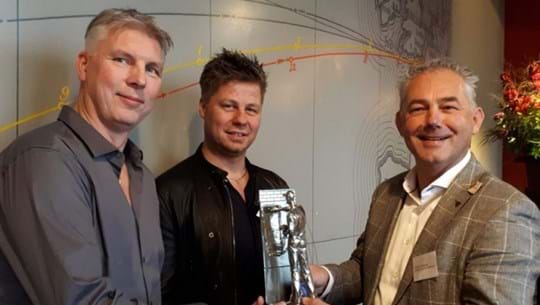 Peter Tol (links) en Jack Veerman (midden) van BGI Afbouw & Stucadoors ontvangen de KwaliteitsAward Gevelsystemen 2019 van voorzitter Stichting Gevelgarantie Bart ter Woerds (rechts).