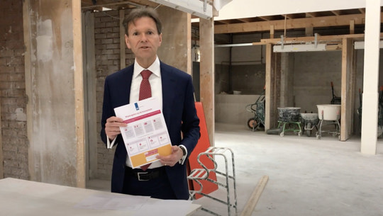 Jaarsma presenteert het nieuwe coronaprotocol, dat bouwpartijen gezamenlijk hadden bedacht om veilig door te kunnen werken