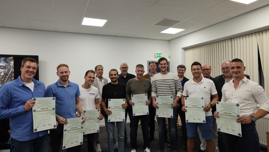 V.l.n.r. de nieuwe ‘meester stukadoors’: Gerbert Tichem; Wim Hellings; Vincent Leijtens; Maikel van Dinther; Casper Vranken; Mark Gerritsen; Bruce Hoffman en Theijs Kerks. De docenten staan (letterlijk) achter hun studenten, v.l.n.r.: Fekke Haringsma; Marcel Vlasblom, Marijn van Dongen, Lois Vlasblom, Jaap Poortvliet en Anton van Delden. Foto: Wijnand Freling – beschermheer Stucgilde