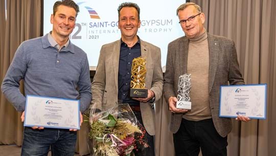 Het team van Schuurmans Afbouwsystemen B.V. (v.l.n.r. Xander Pijnakker, Jan van Acquoy en Rob Roding) is dolblij met het winnen van de Grand Prix en de 2e prijs bij de Internationale Gyproc Trophy 2021.