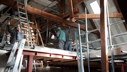 “De architect had nagenoeg geen detailmaatvoering kunnen verzorgen. Dat hebben we voor het grootste deel van de werkzaamheden zelf uitgedokterd en verzorgd. Dat vergde veel improvisatie van onze mensen”