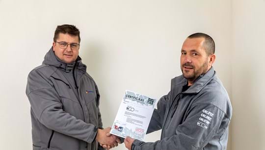 Edwin Kras (l) krijgt van Gert Vermeij (r) een Eco-Line certificaat uitgereikt voor een verantwoorde productkeuze.